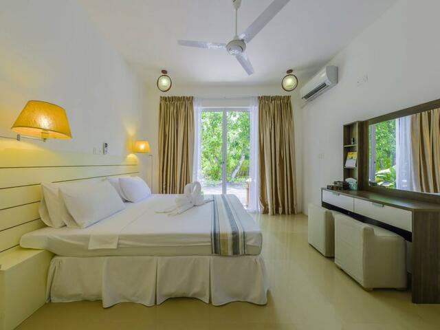 фото отеля Отель Dhigurah Retreat Beach изображение №21