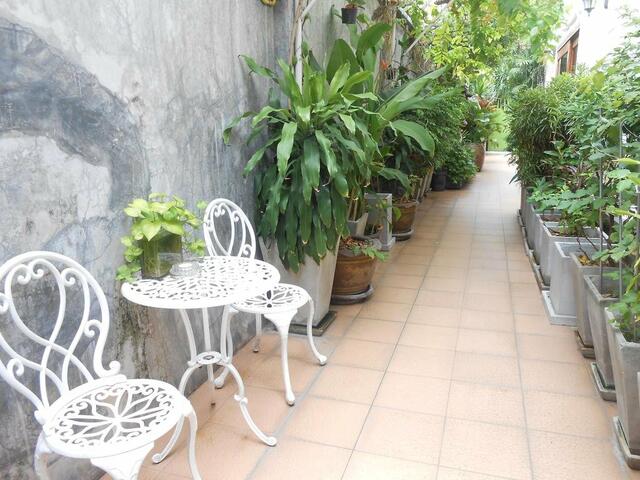 фото отеля The Bang Khun Phrom Suites изображение №5