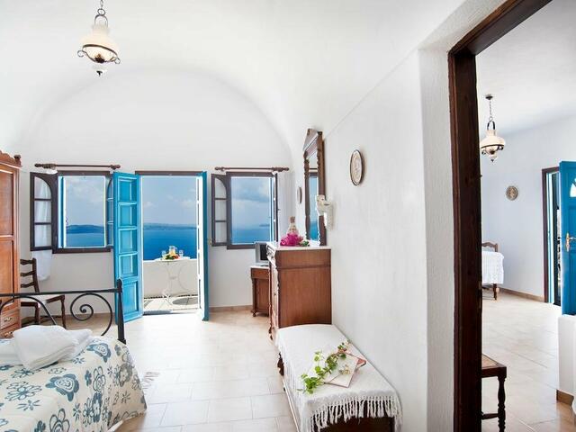 фото отеля Nikos Villas Hotel in Oia Santorini изображение №1