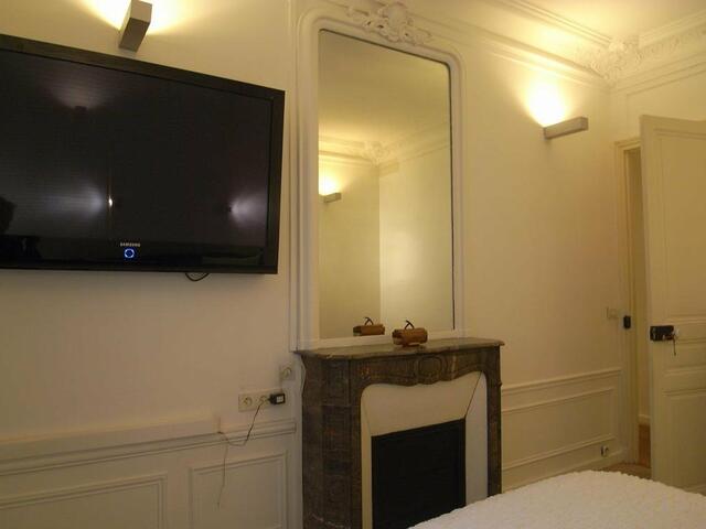 фото отеля 2 Separated Bedrooms near Notre Dame изображение №13