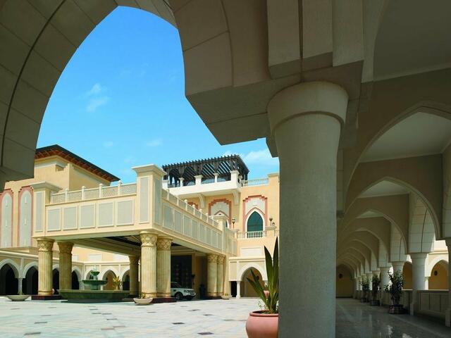 фото Shangri-La Hotel Apartments Qaryat Al Beri изображение №2