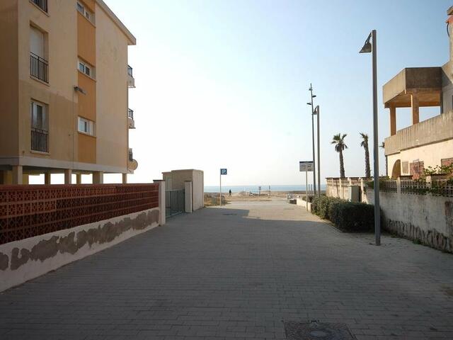 фото Lets Holidays New Flat Beachfront In Castelldefels изображение №2
