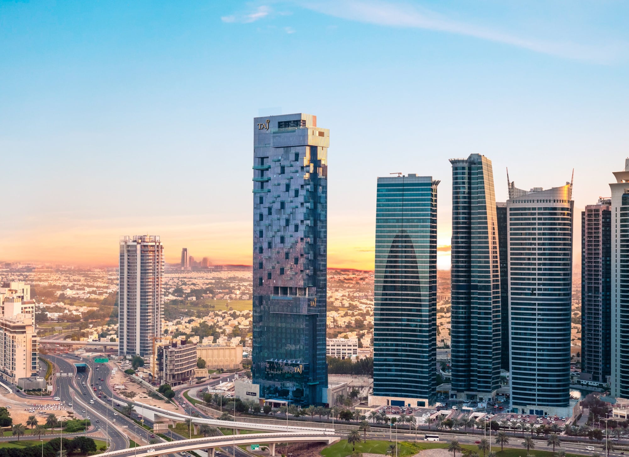 Jumeirah Lakes Towers Dubai. Променад Джумейра Лейк Тауэрс.