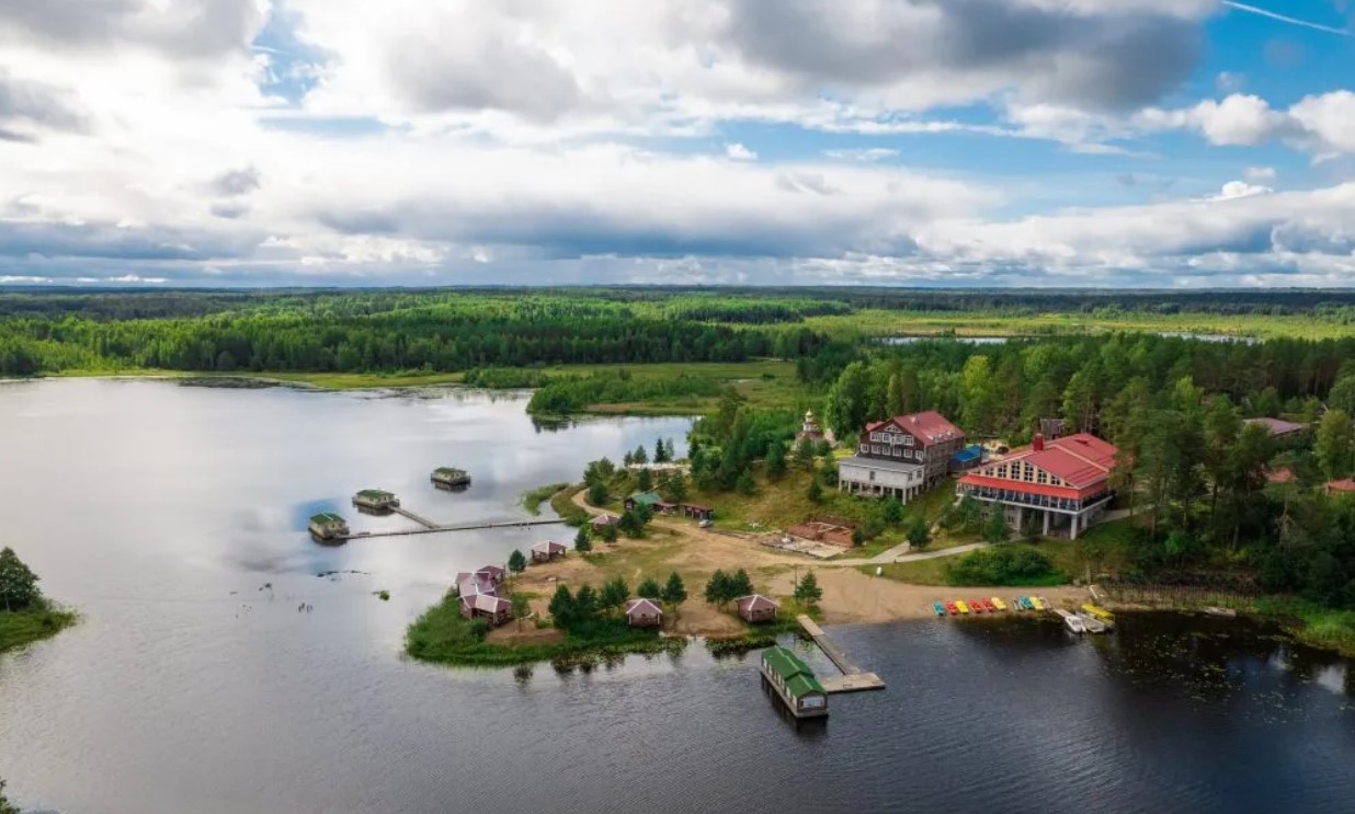 Гостевой дом окуловка. База Аленушка Окуловка. Алёнушка база отдыха Окуловка. Турбаза алёнушка Новгородская область.